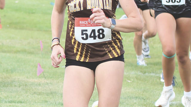 Rocky Mountain senior Avery Thomas pushes the pace as she leads a group of competitors along the fairway during the Lander meet last Thursday. Michelle Hoyt